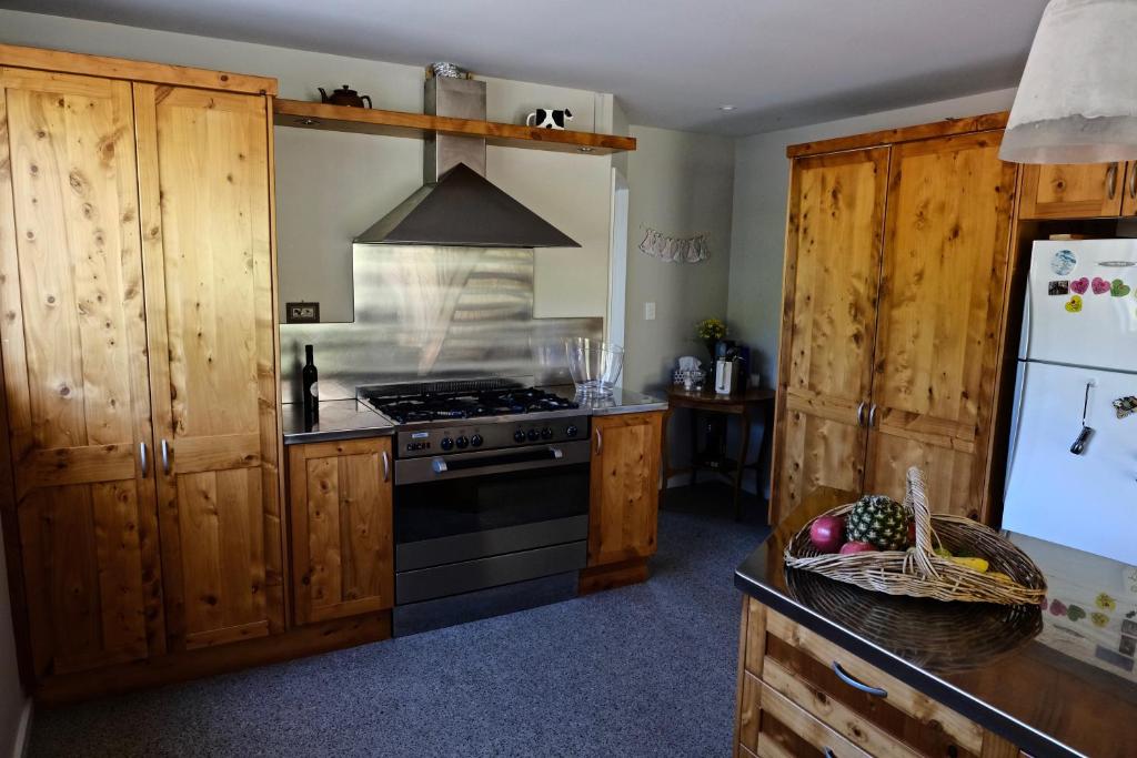 Kuchyň nebo kuchyňský kout v ubytování Kahu Farm Apartment