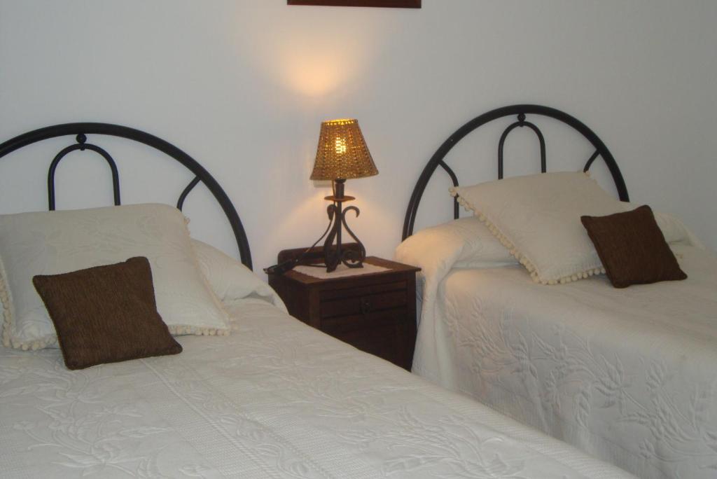 Łóżko lub łóżka w pokoju w obiekcie Hostal Alba Taruta