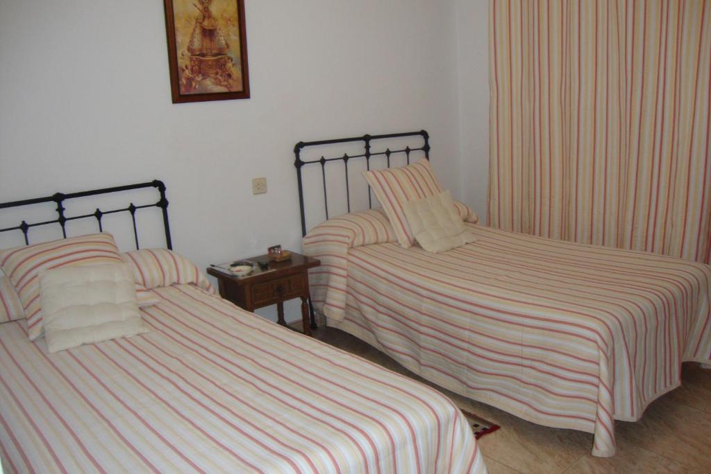 Łóżko lub łóżka w pokoju w obiekcie Hostal Alba Taruta