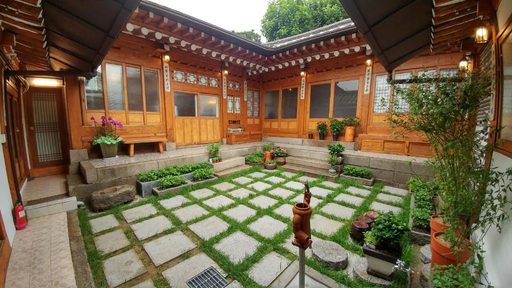 a garden in the middle of a house at Sohyundang Guesthouse in Seoul