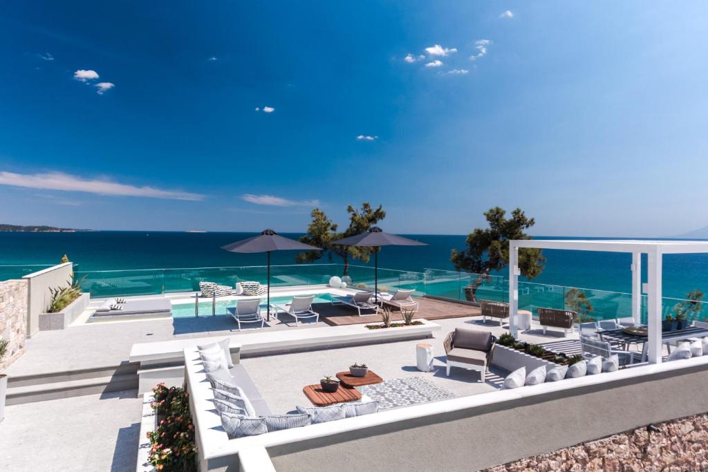 um pátio com vista para o oceano em 360ᵒ Luxury View Collection - Adults Only em Limenaria