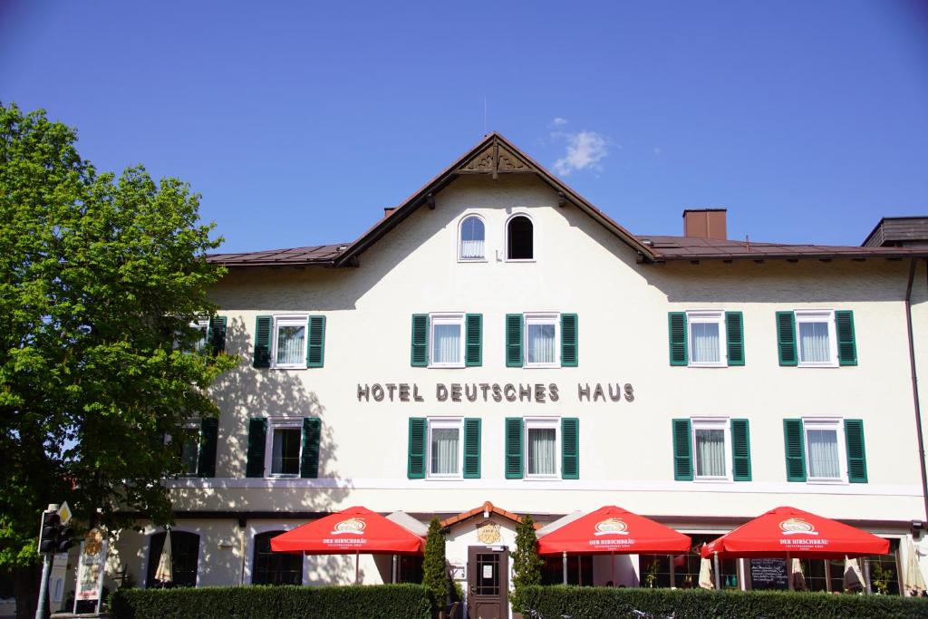松托芬的住宿－Hotel Deutsches Haus Anno 1898，前面有红伞的白色建筑