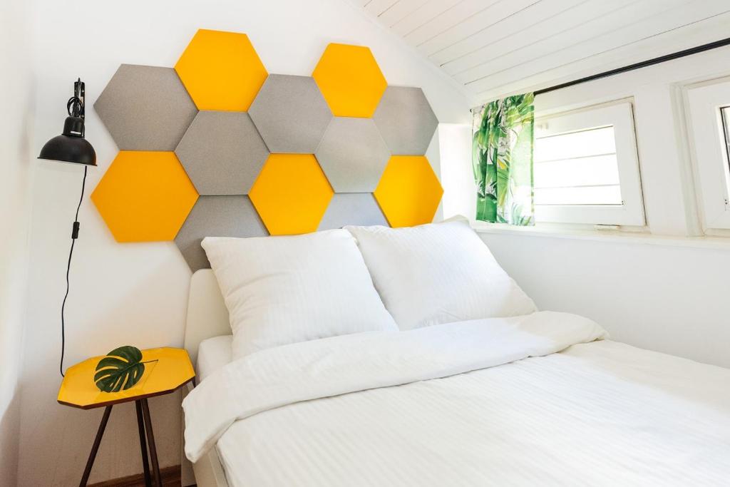 1 dormitorio con una pared hexagonal sobre una cama en Villa Lulu en Varsovia