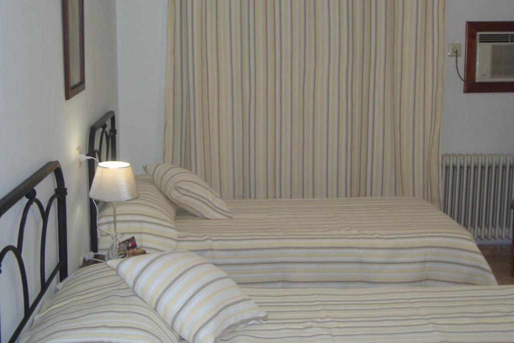 Łóżko lub łóżka w pokoju w obiekcie Hostal Alba Taruta