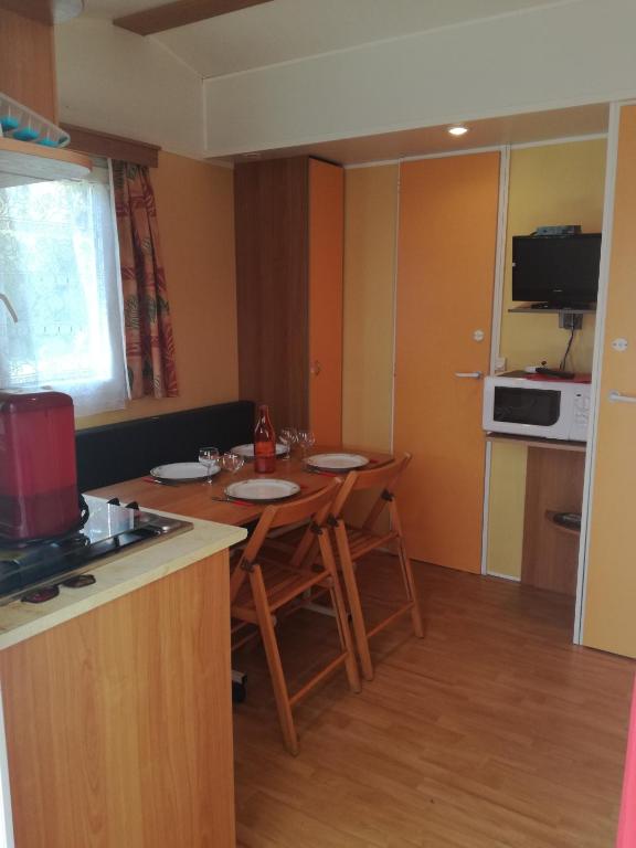 Kuchyň nebo kuchyňský kout v ubytování camping Le Kermadec