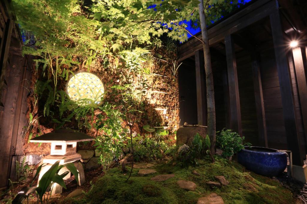 a garden with a light in the middle of a building at Usaginonedoko in Kyoto