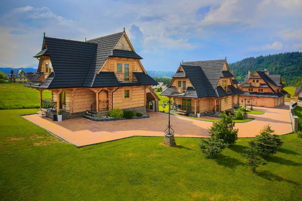an aerial view of a large wooden house at Folk Resort Domki i Apartamenty in Murzasichle