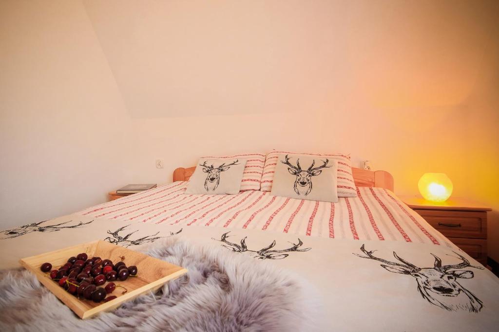 Posteľ alebo postele v izbe v ubytovaní Folk Resort Domki i Apartamenty
