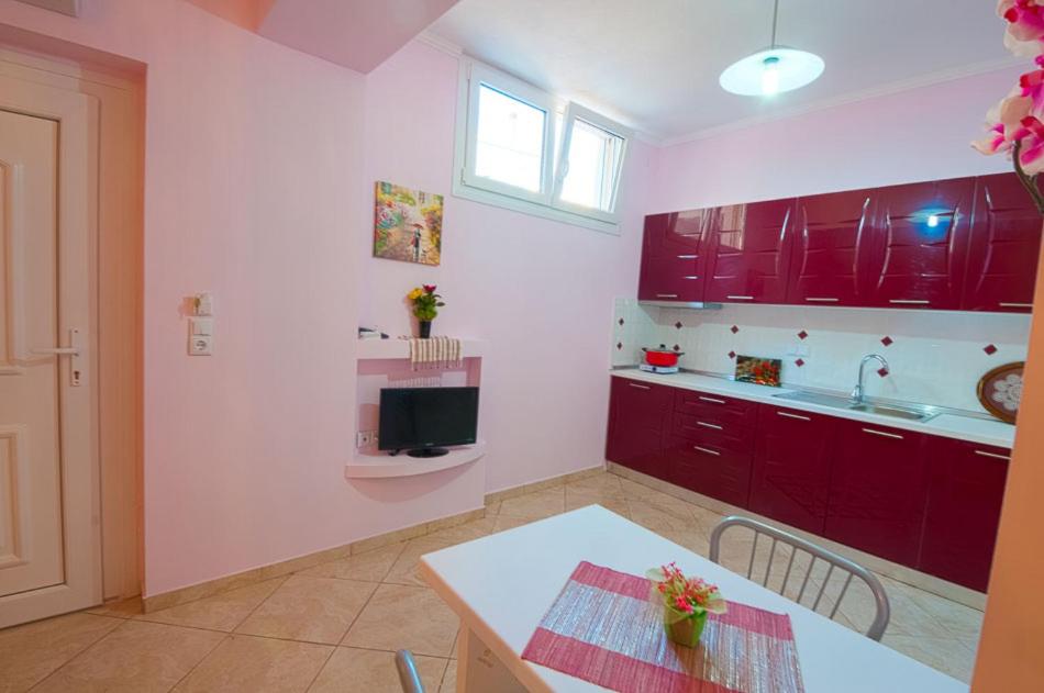 Kuchnia lub aneks kuchenny w obiekcie Villa Kaiti
