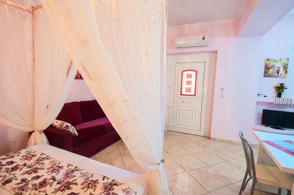 Łóżko lub łóżka w pokoju w obiekcie Villa Kaiti