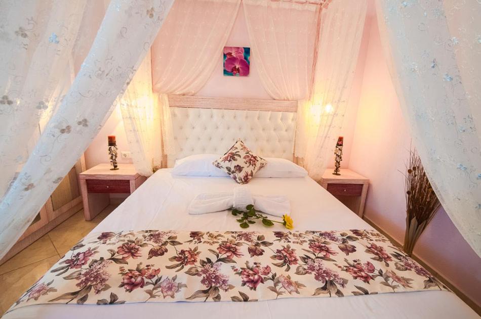 sypialnia z łóżkiem z kwiatami w obiekcie Villa Kaiti w Limenárii