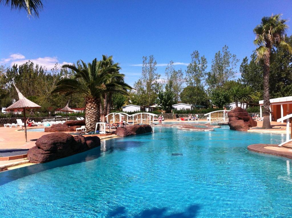 Bazén v ubytování Vias-Plage Camping Les Salisses Quality Holidays nebo v jeho okolí
