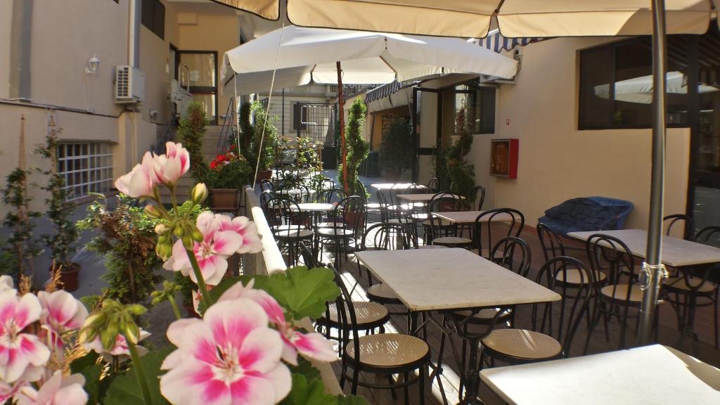 Reštaurácia alebo iné gastronomické zariadenie v ubytovaní Hotel Firenze 2000