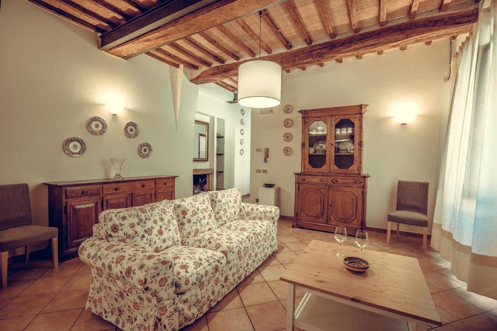 un soggiorno con divano e tavolo di Palazzo Dei Consoli a Deruta