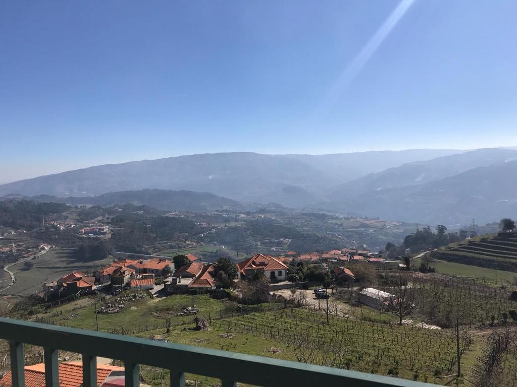 Blick auf ein Dorf mit Bergen im Hintergrund in der Unterkunft Douro vineyards and Mountains in Urgueira