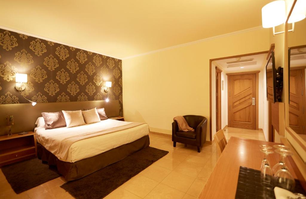 Invisa Hotel La Cala, Santa Eularia des Riu – posodobljene ...