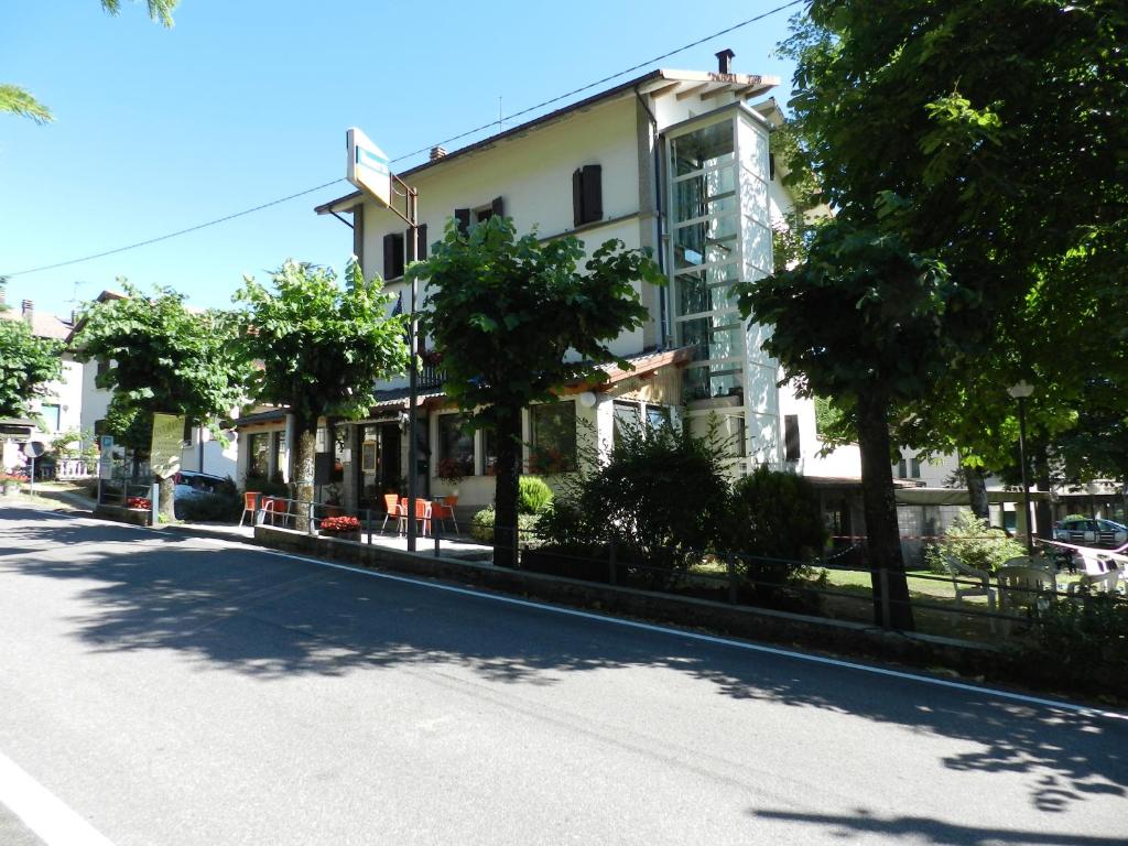 una calle con un edificio al lado de la carretera en Albergo Ristorante Villa Svizzera, en Vidiciatico