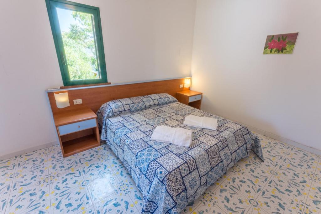 Łóżko lub łóżka w pokoju w obiekcie Vulcano Blu Residence