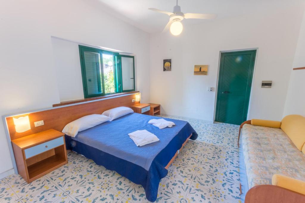 Łóżko lub łóżka w pokoju w obiekcie Vulcano Blu Residence