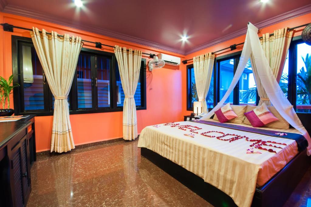 Postel nebo postele na pokoji v ubytování Golden Butterfly Villa