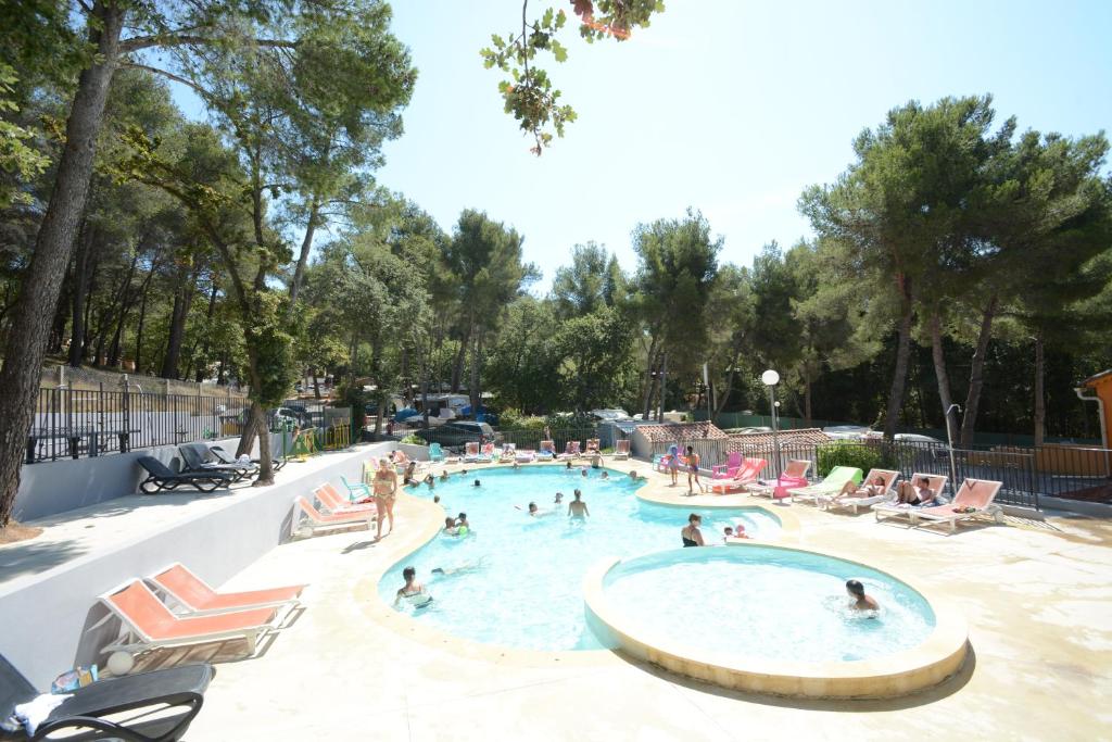 Bazén v ubytování Camping les Playes nebo v jeho okolí