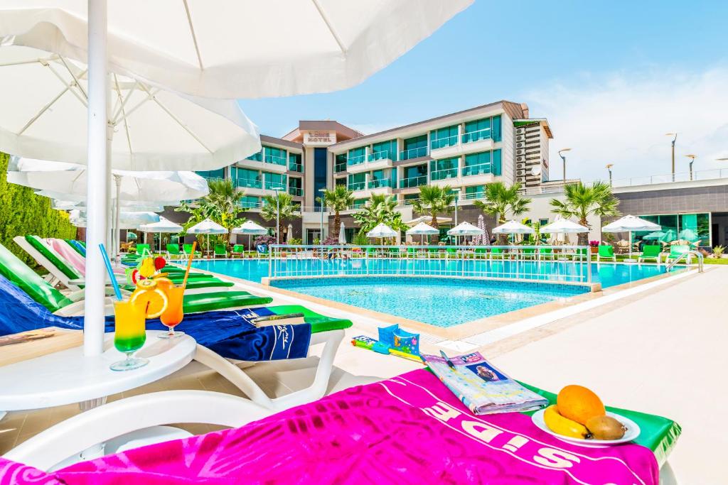 Bazén v ubytování Side Löwe Hotel nebo v jeho okolí