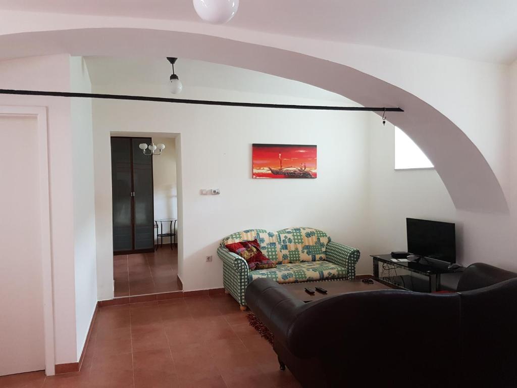 TV a/nebo společenská místnost v ubytování Artemis Farm Apartments