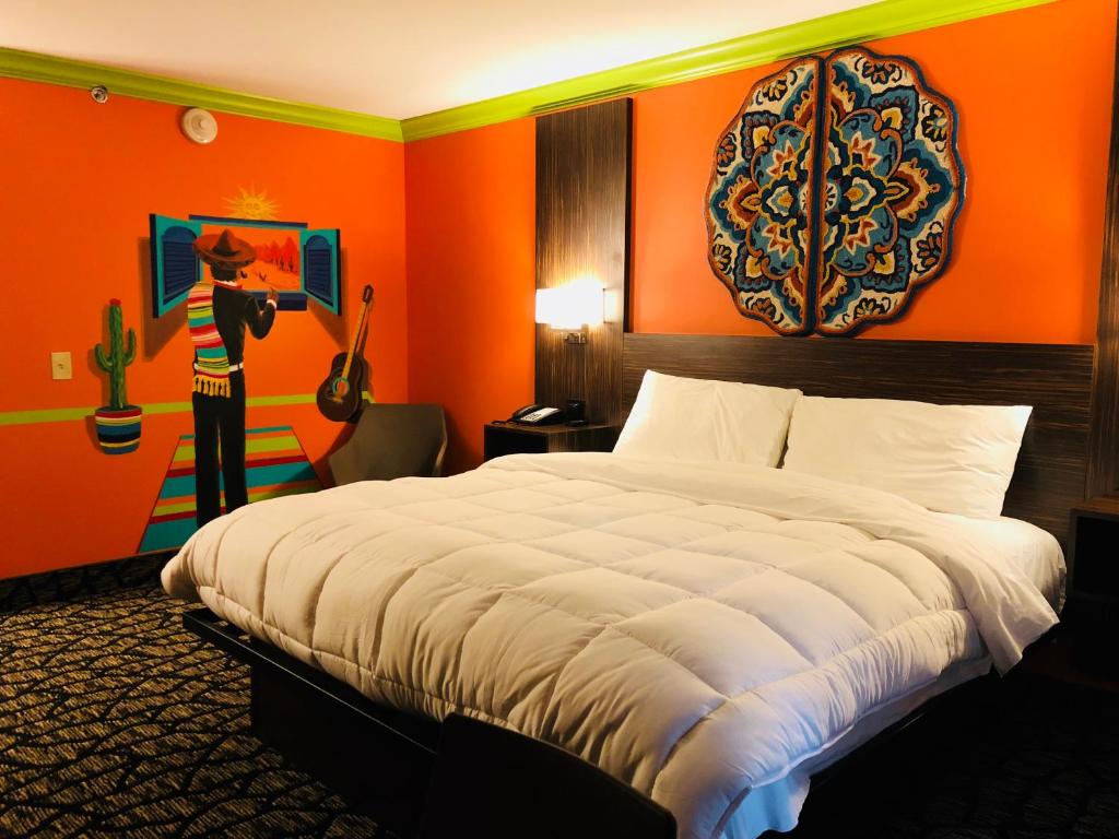 um quarto com uma cama e um quadro na parede em The Lincoln Hotel Philadelphia em Trevose