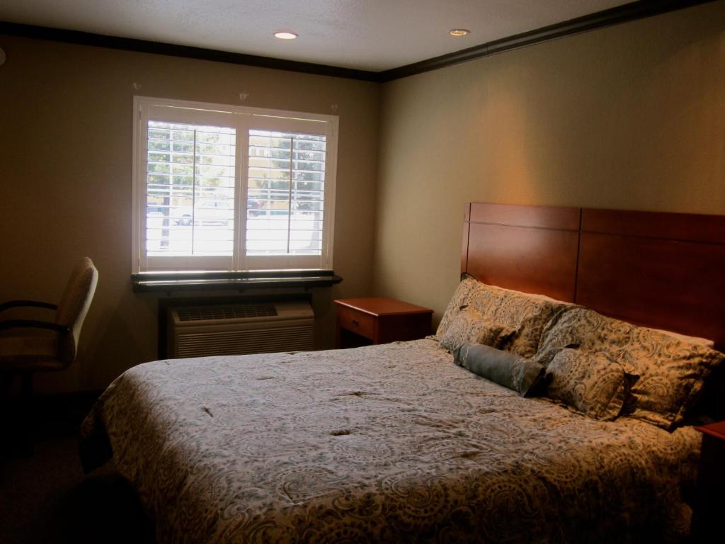 Un dormitorio con una cama grande y una ventana en Deluxe Inn Redwood City, en Redwood City