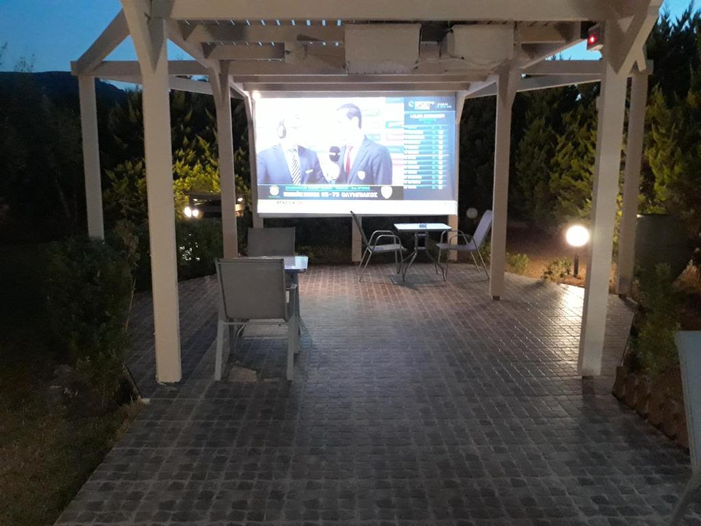 Televízia a/alebo spoločenská miestnosť v ubytovaní The Santo George Beach Resort