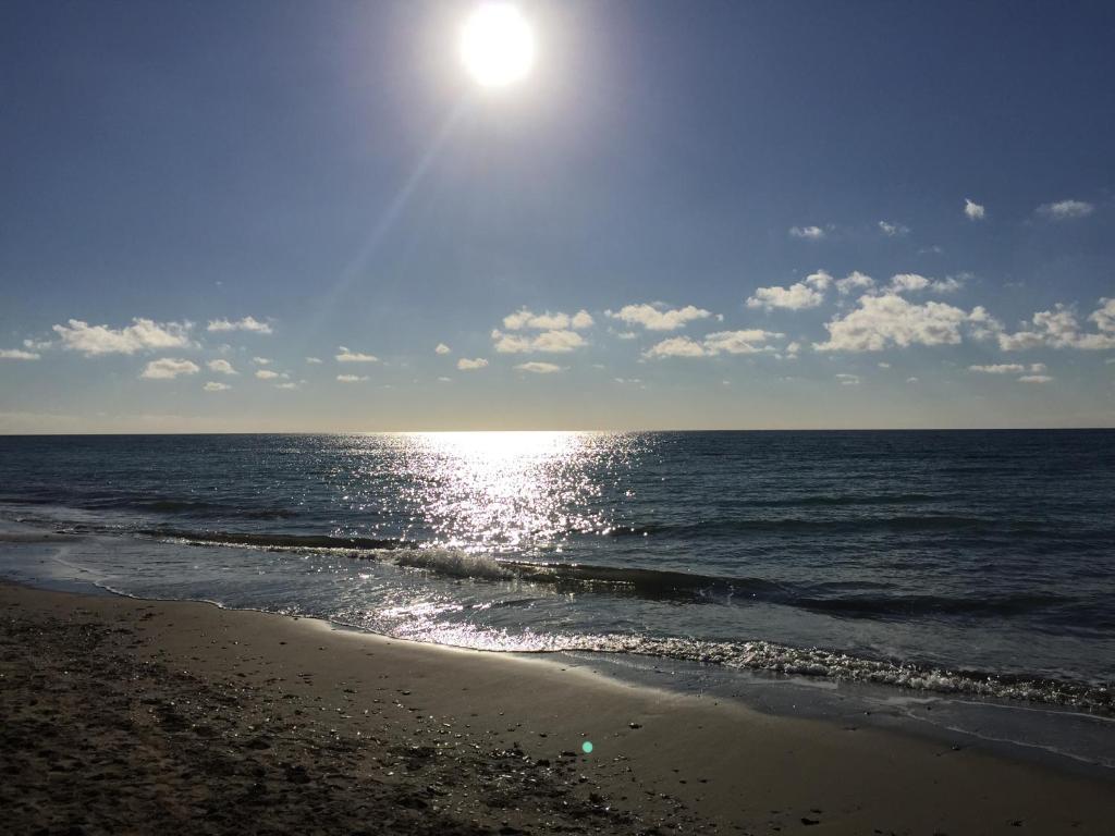 マルベーリャにあるCasa Playaの水面に太陽が輝く海岸