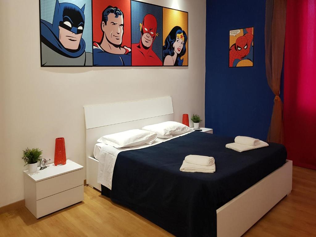 um quarto com uma cama com uma imagem de super-herói na parede em APT Re di Roma em Roma