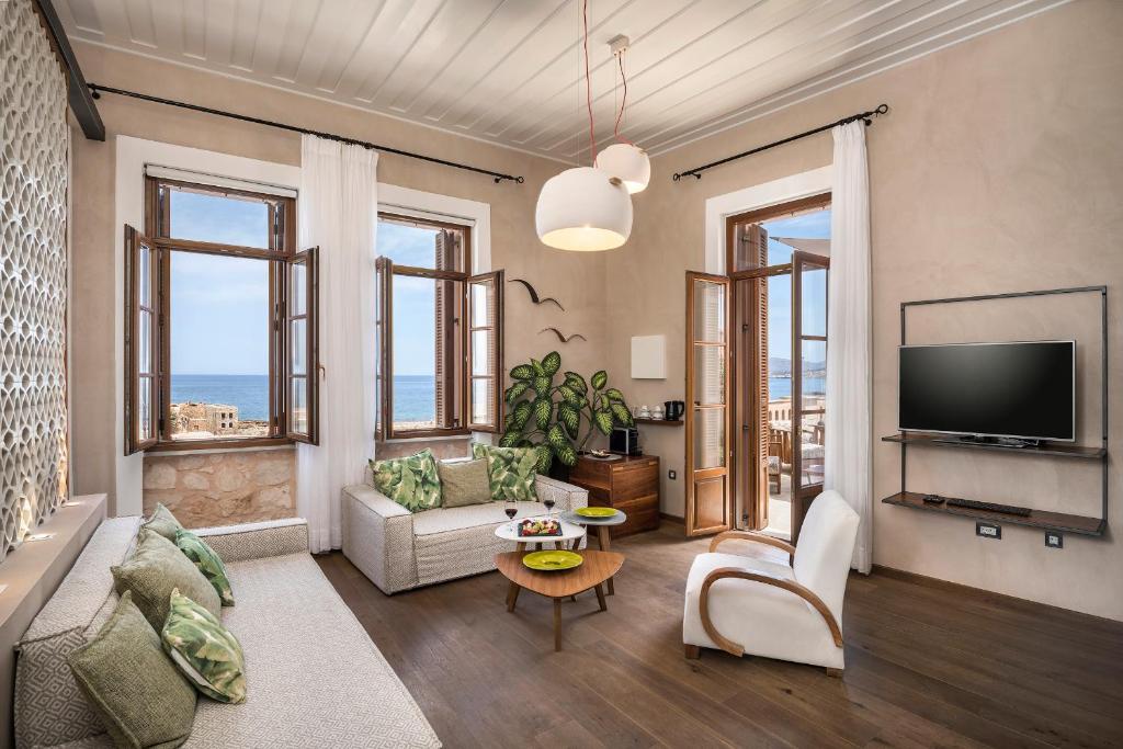 Televízia a/alebo spoločenská miestnosť v ubytovaní Ambassadors Residence Boutique Hotel