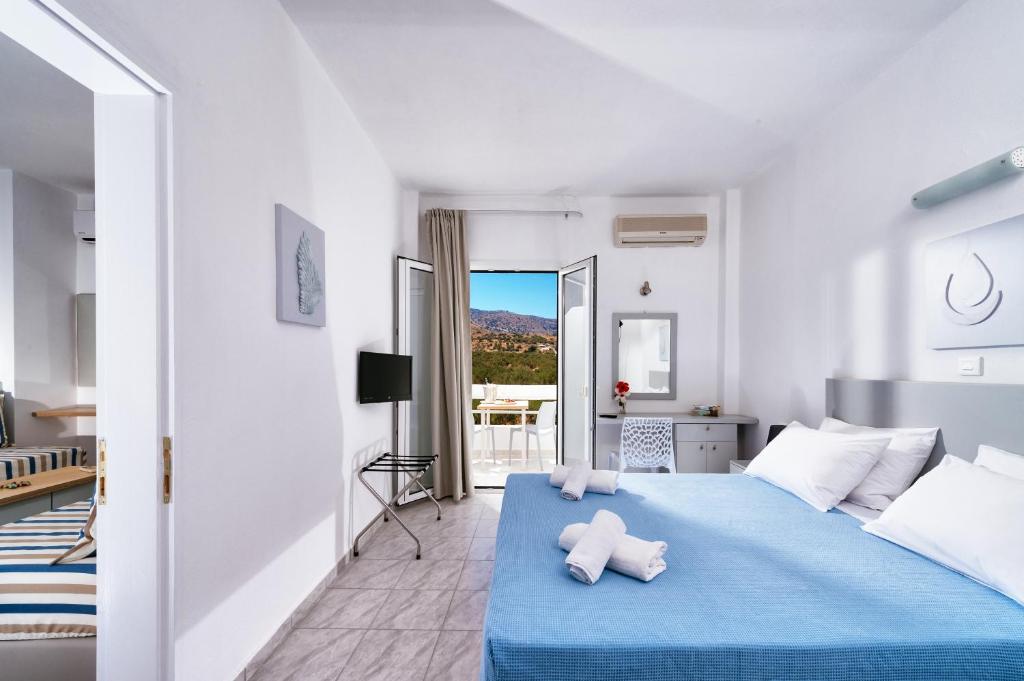 Postel nebo postele na pokoji v ubytování Elounda Krini Hotel