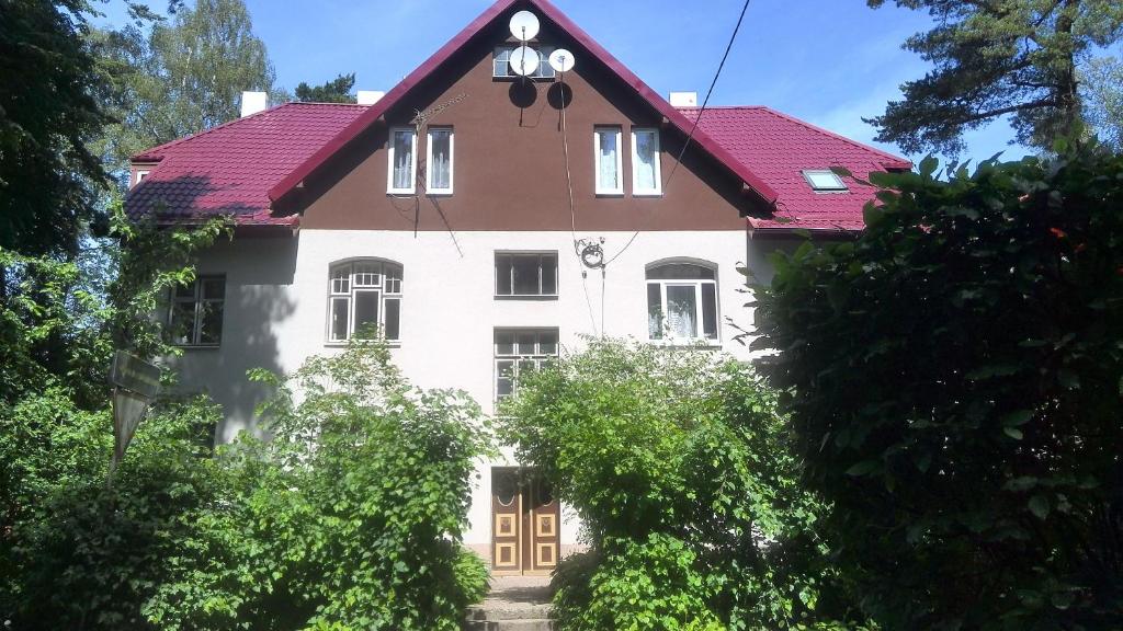 スヴェトロゴルスクにあるApartments on Mayakovskogo 4の赤屋根白茶色家