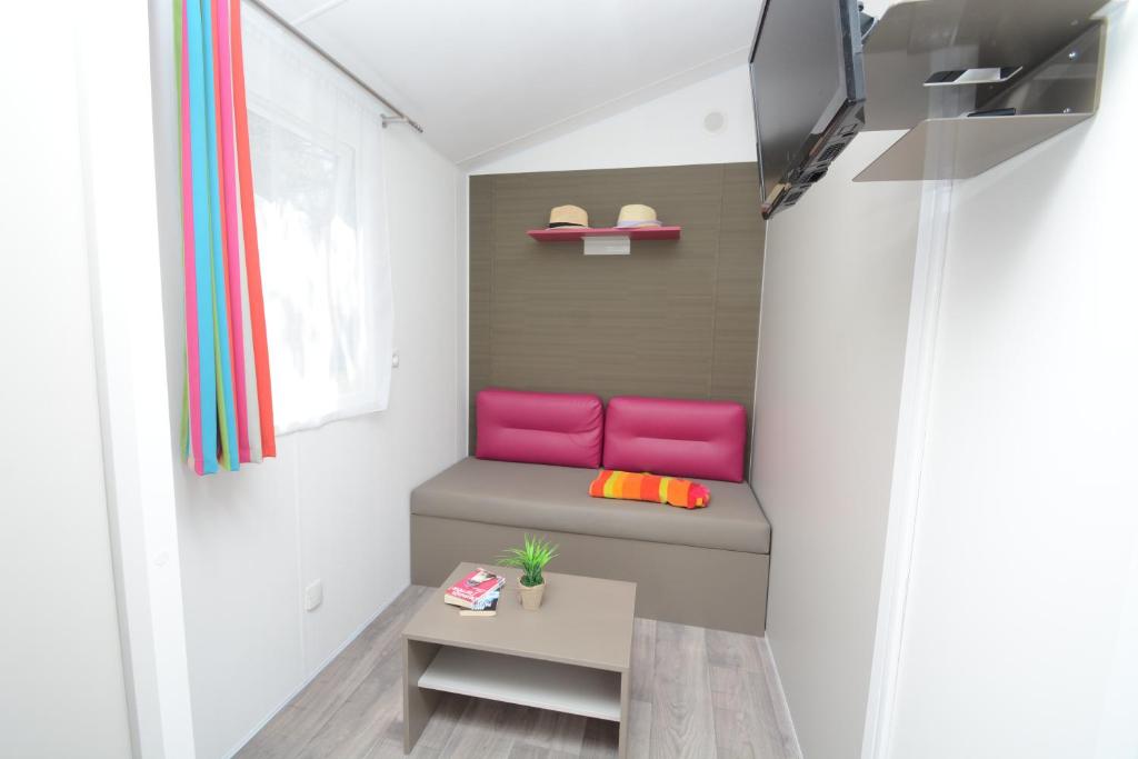 TV a/nebo společenská místnost v ubytování Camping les Playes