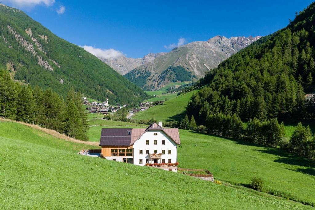 a house on a hill in a green field at Josephus in Senales