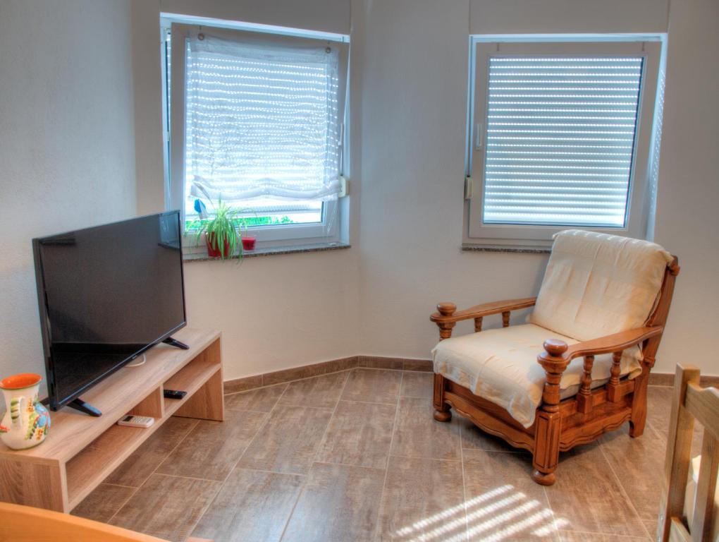 Televízia a/alebo spoločenská miestnosť v ubytovaní Apartmani Matko