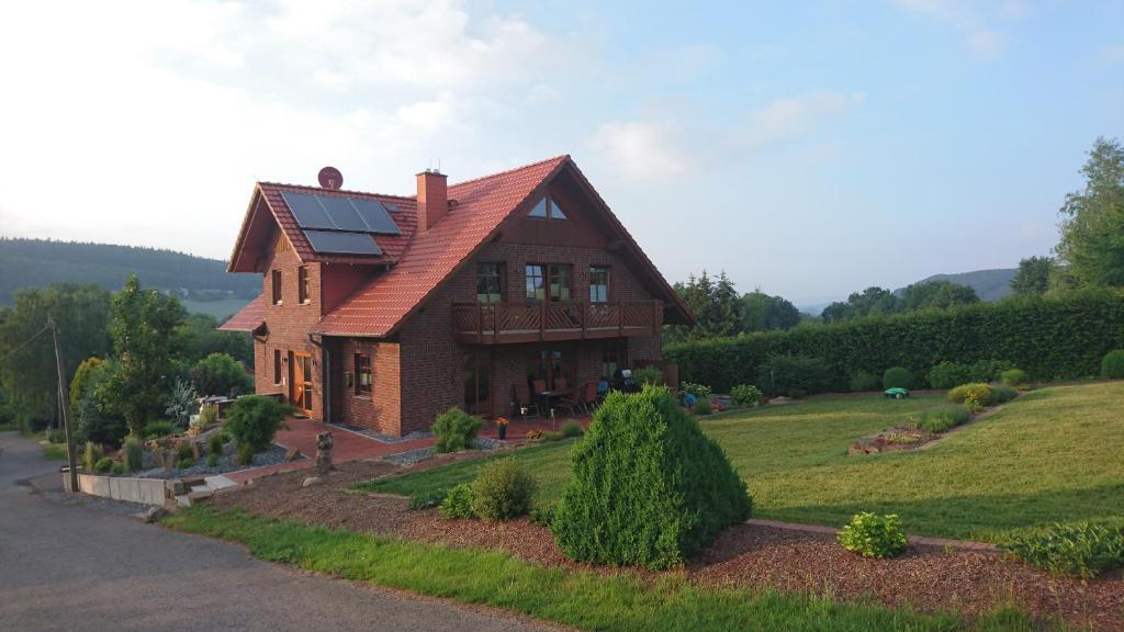 une maison avec un toit solaire sur une colline dans l'établissement Ferienwohnung Blumenland, à Extertal