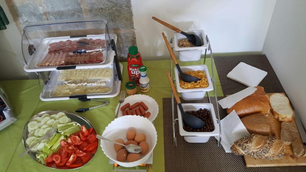 Jedlo v ubytovaní bed & breakfast alebo blízkom okolí