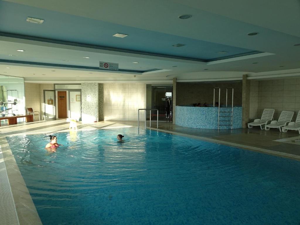 Bazén v ubytovaní Club 218 Wellness + Panoráma Apartman Siófok alebo v jeho blízkosti