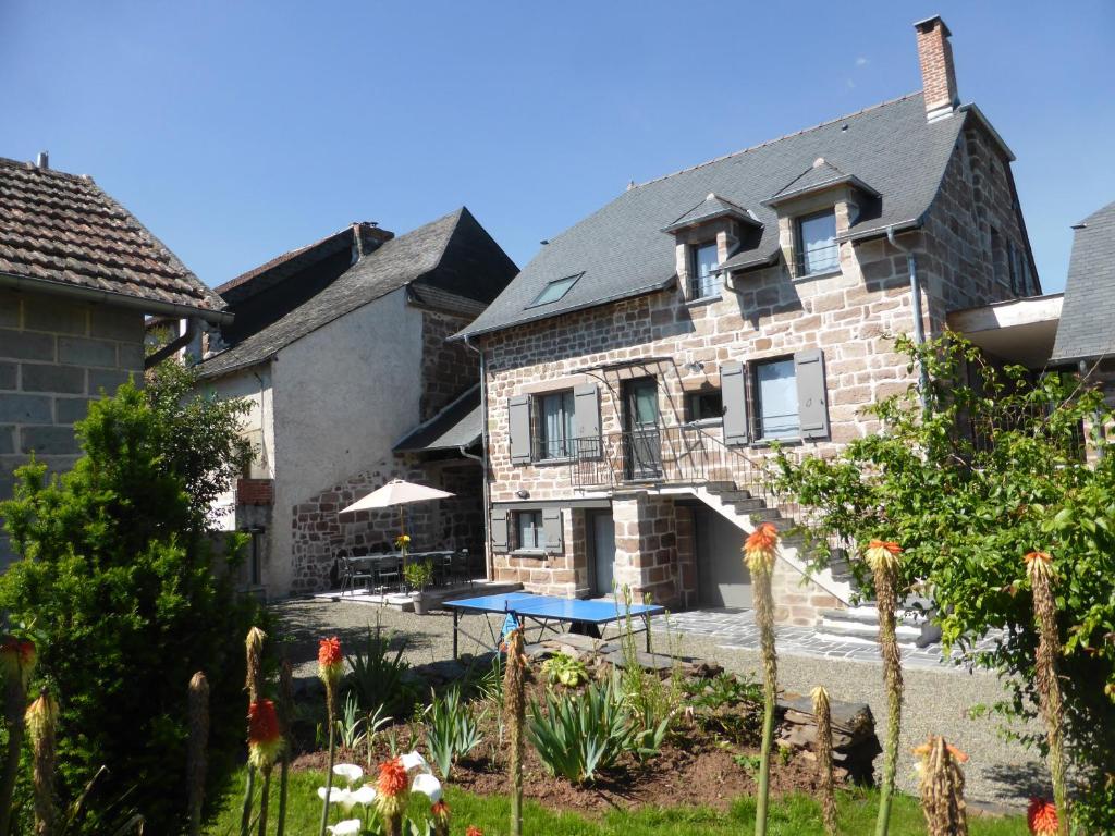 a house with a garden in front of it at La maison de Julien et Marie-Louise in Objat