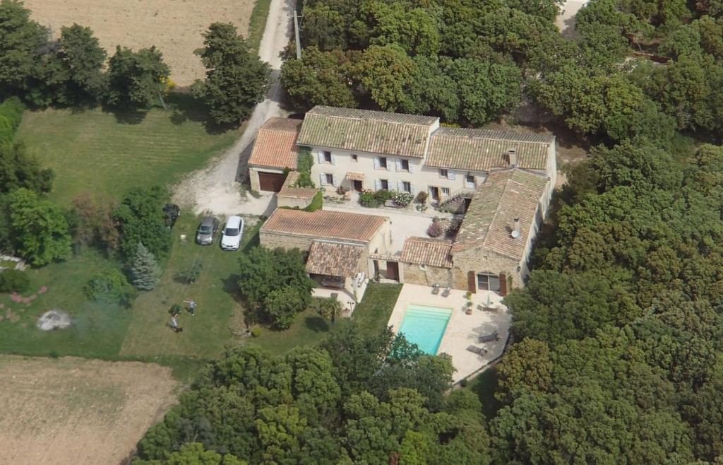 una vista aérea de una casa con piscina en Le Mas De La Seuve en Richerenches