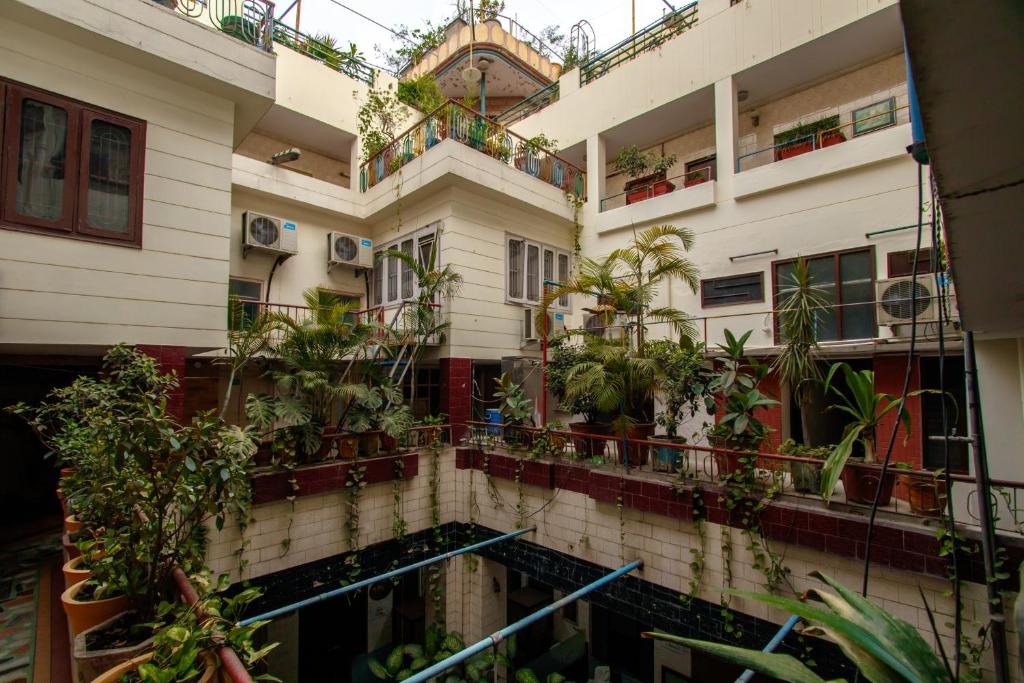 budynek z roślinami po jego stronie w obiekcie National Guest House w mieście Dźalandhar