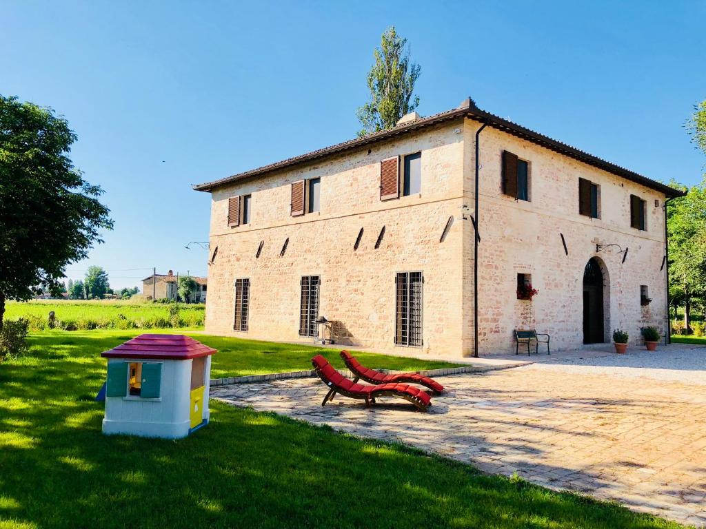 un bâtiment avec un banc rouge devant lui dans l'établissement Villa Licinia, à Foligno