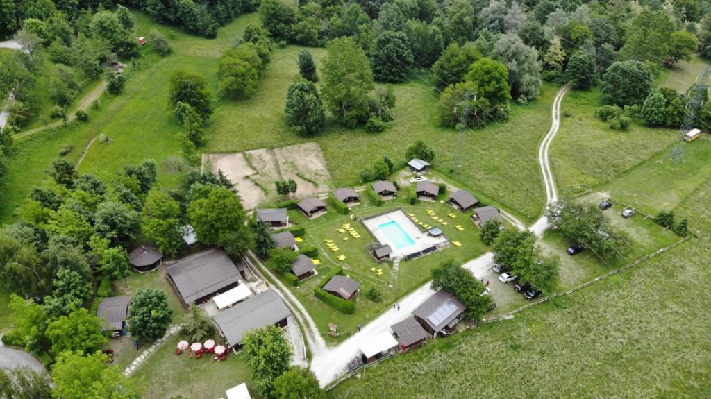 eine Luftansicht eines großen Anwesens mit Pool in der Unterkunft Stura River Village RAFTING in Gaiola