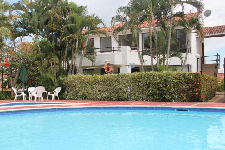 une grande piscine en face d'une maison dans l'établissement Casa Quinta Melgar, à Melgar