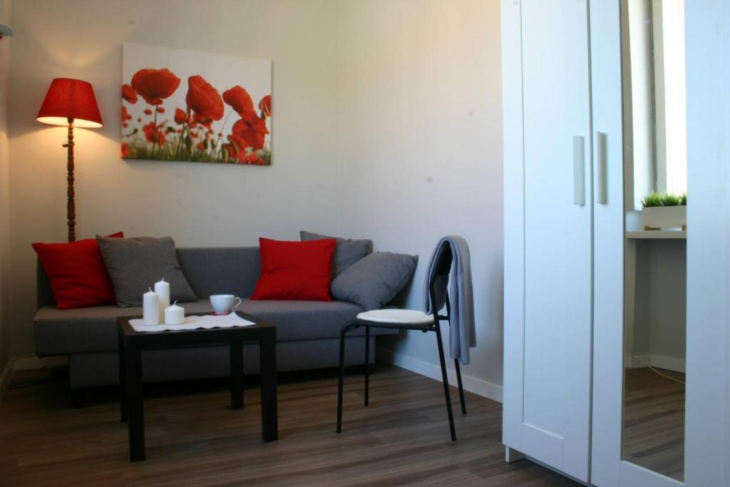 Baltica Apartament في غدانسك: غرفة معيشة مع أريكة وطاولة
