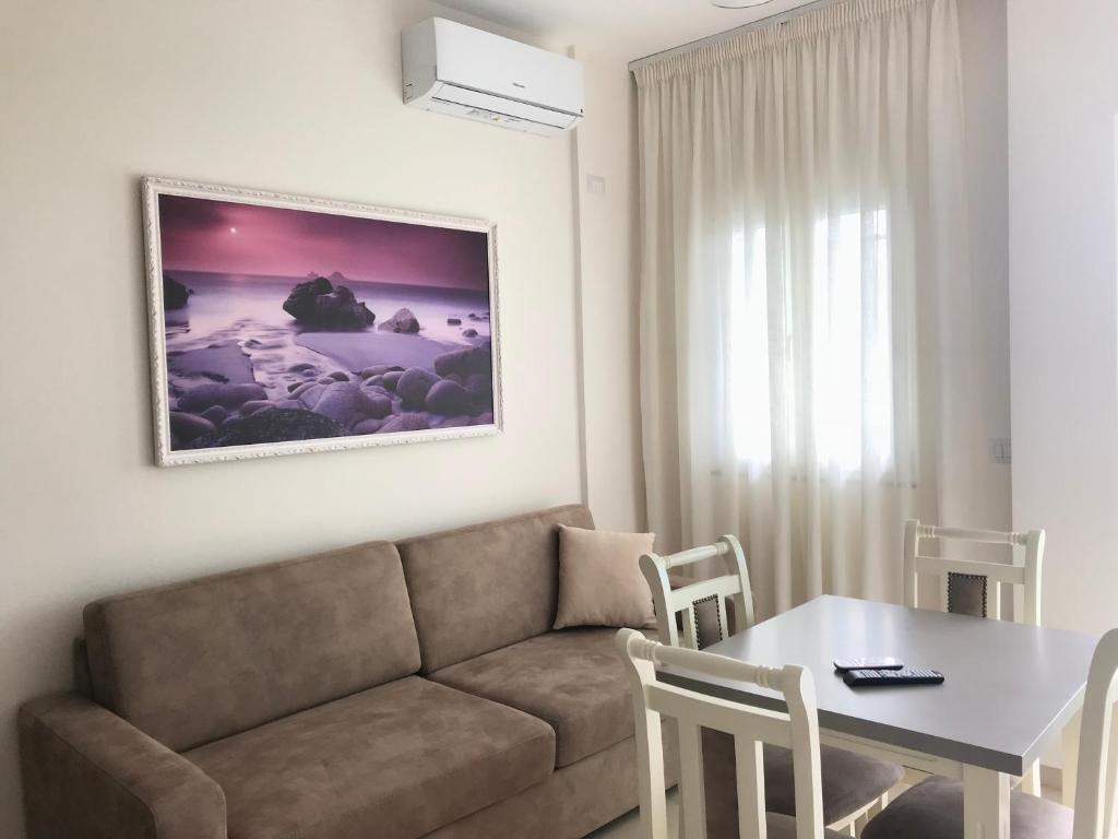 sala de estar con sofá y mesa en Velipoja Apartments, en Velipojë