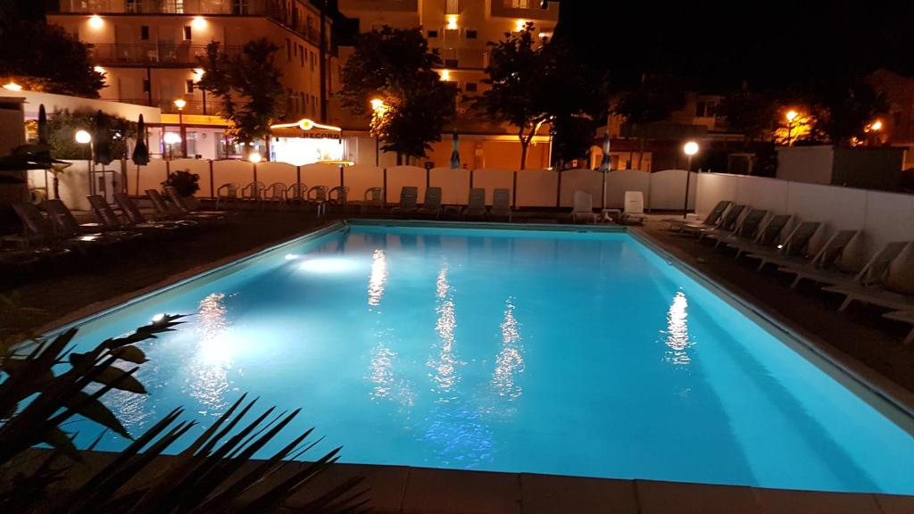 Basen w obiekcie Hotel Corinna lub w pobliżu